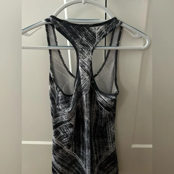 lululemon size 8 workout tank top - Picture 2 of 2